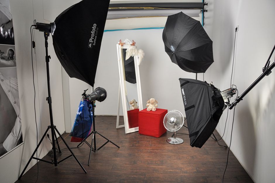 Interiér štúdia – biele pozadie, softboxy